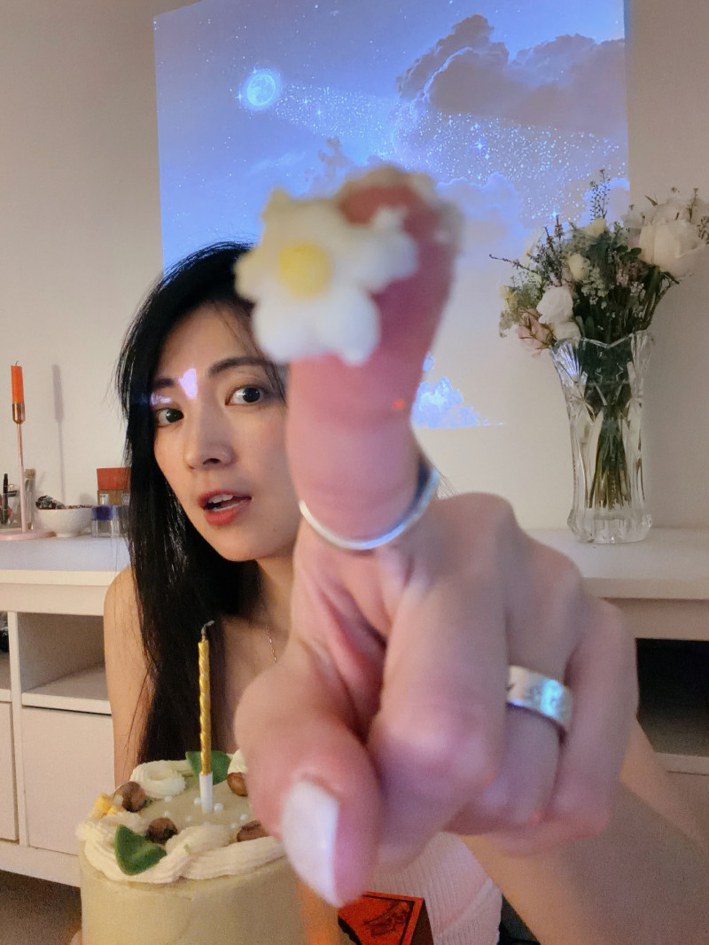 阿喜親曝詭異體質，補過生日才敢切蛋糕。（翻攝自臉書）