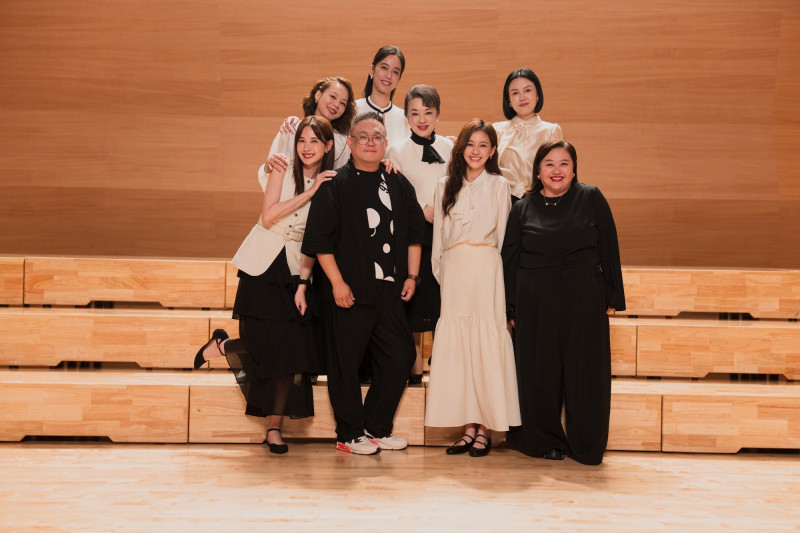 《陽光女子合唱團》全台票房突破3億，導演林孝謙（前排左二）透露謝票有驚喜。（壹壹喜喜提供）