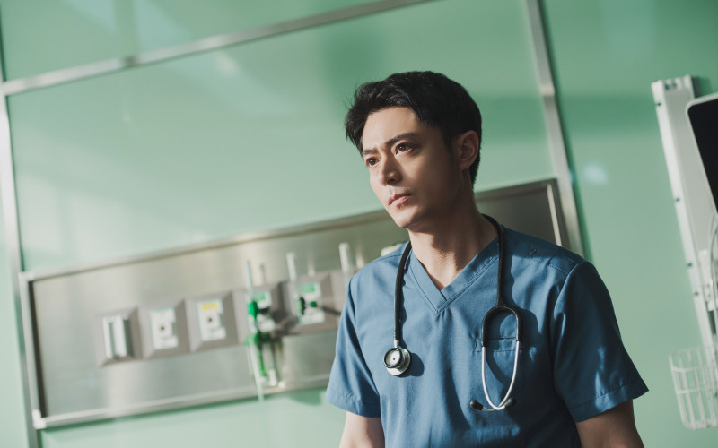 霍建華在《急診室的奇蹟》飾演急診室副主任。（Netfilx提供）