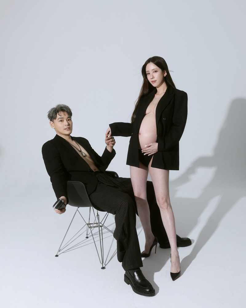 愛雅與老公拍孕婦寫真。（愛雅辣呦提供）