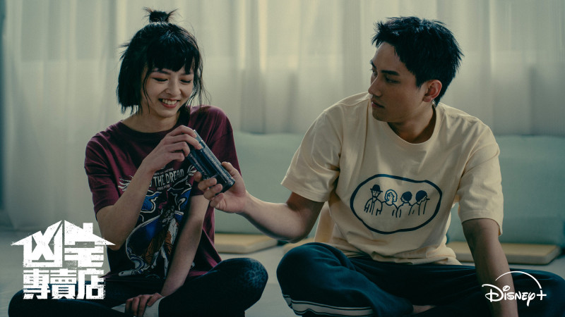 陳姸霏（左）、范少勳主演的《凶宅專賣店》拿下台灣節目周榜冠軍。（Disney+提供）