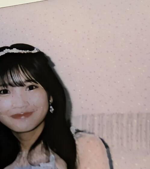 拍立得照片出現紅點，卻聲稱是「閃粉加工」。（翻攝自X）