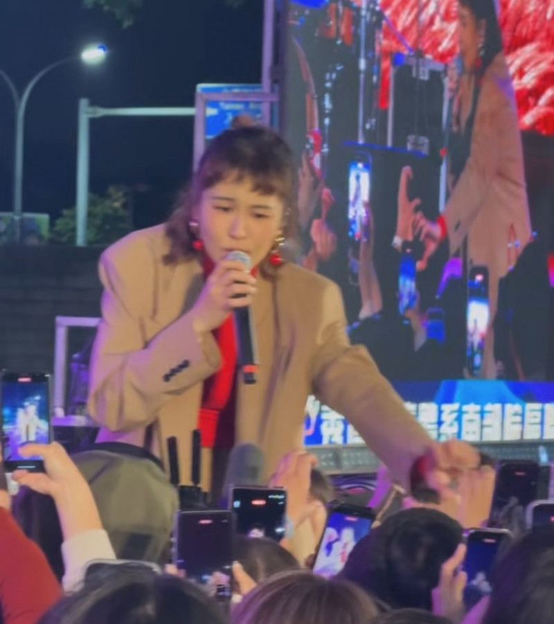 曾沛慈出事了！被醫護人員包圍神化解 慘跌畫面曝光