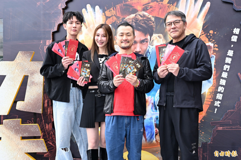 《功夫》柯震東（左起）、曾莞婷、九把刀、戴立忍一起發放紅包。（記者胡舜翔攝）