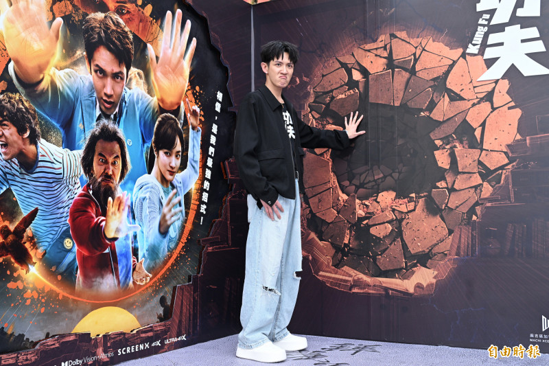 柯震東穿厚底鞋現身，被九把刀嗆「不知道為什麼他要穿這麼高的鞋子」。（記者胡舜翔攝）