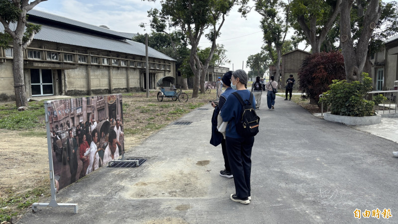在台南鹽水岸內影視基地的《大濛》拍攝片場開放參觀，也有劇情場景的圖片來說明。（記者楊金城攝）