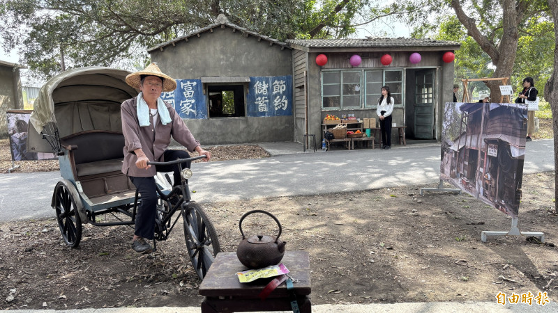 臨演互動，重現劇中車夫、柑仔店。（記者楊金城攝）