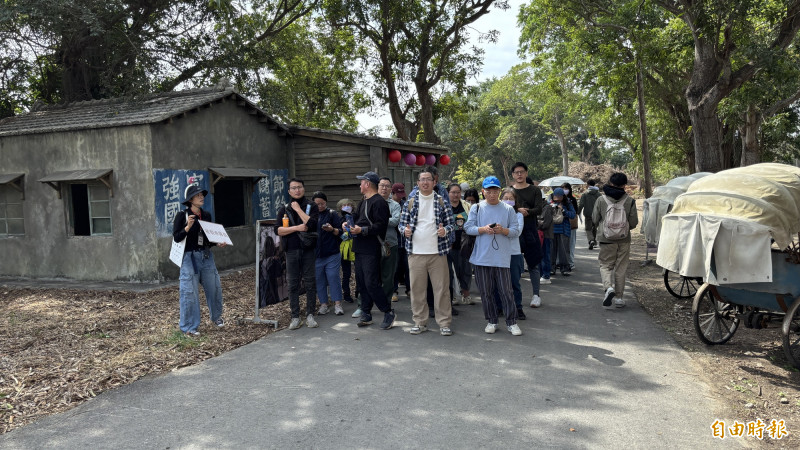影迷觀眾參觀《大濛》拍攝片場。（記者楊金城攝）