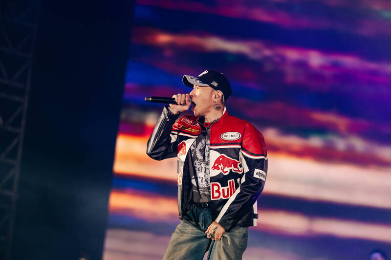 頑童唱進台中洲際棒球場。（本色音樂提供）