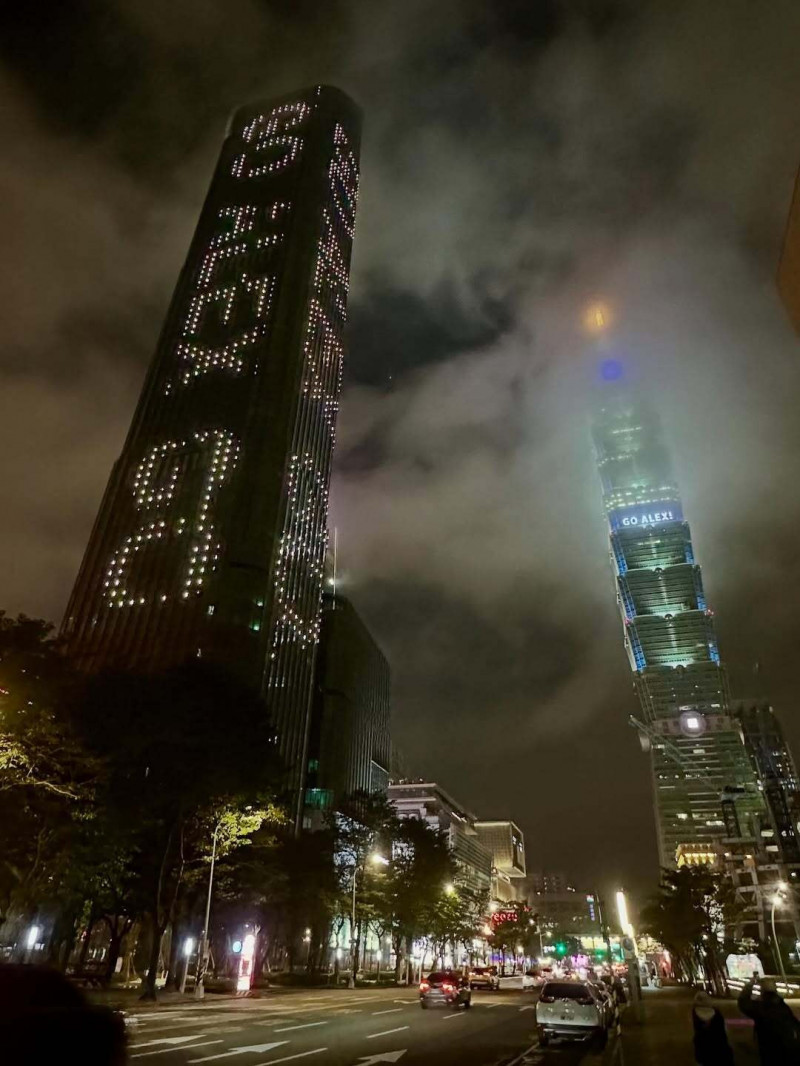 霍諾德曬出前一晚大樓打燈應援的照片。（翻攝自IG）