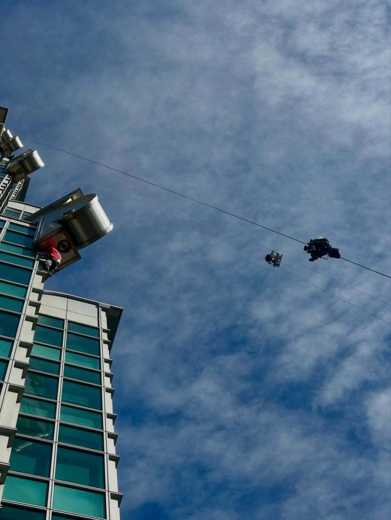 霍諾德好友懸在半空中拍攝他的攀爬英姿。（翻攝自IG）