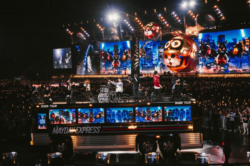 五月天大馬開唱，透過環場巴士與歌迷近距離互動。（相信音樂提供）