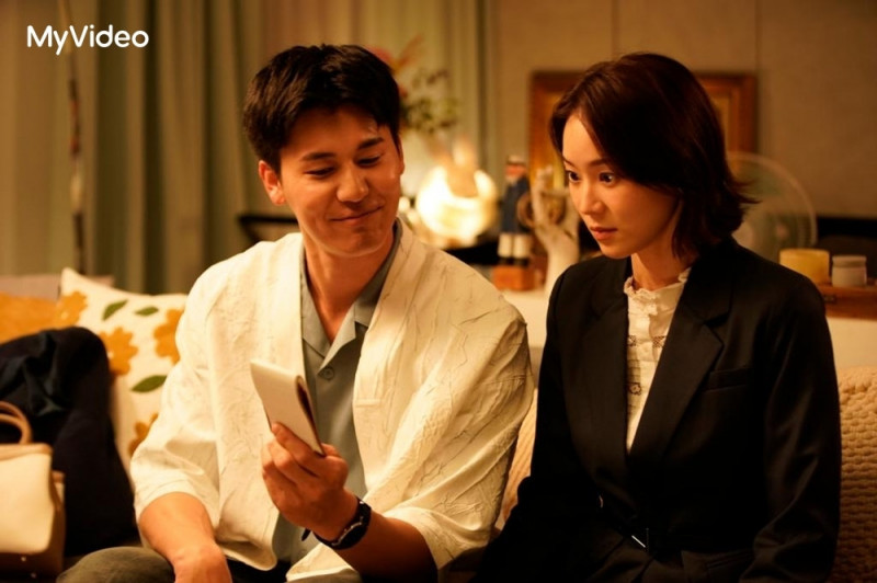 鐘瑶（右）在《何百芮的地獄戀曲》與日本男友風田同居。（台灣大哥大MyVideo提供）