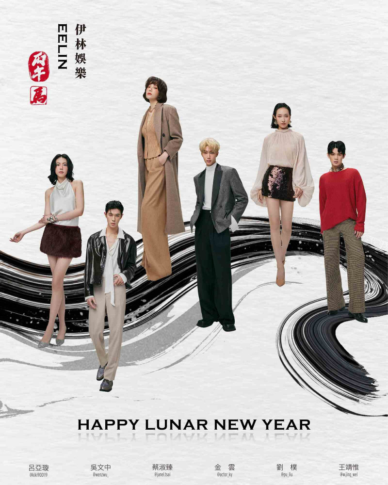 劉樸（右二）與同公司的蔡淑臻、金雲、呂亞璇、吳文中、王靖惟進棚拍攝新年賀卡。（伊林娛樂提供）