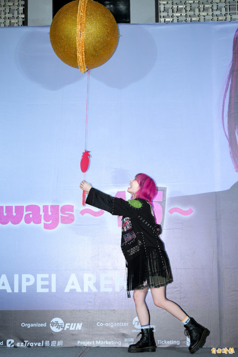 LiSA興奮拉下彩球，殊不知等一下會嚇一大跳。（記者王文麟攝）