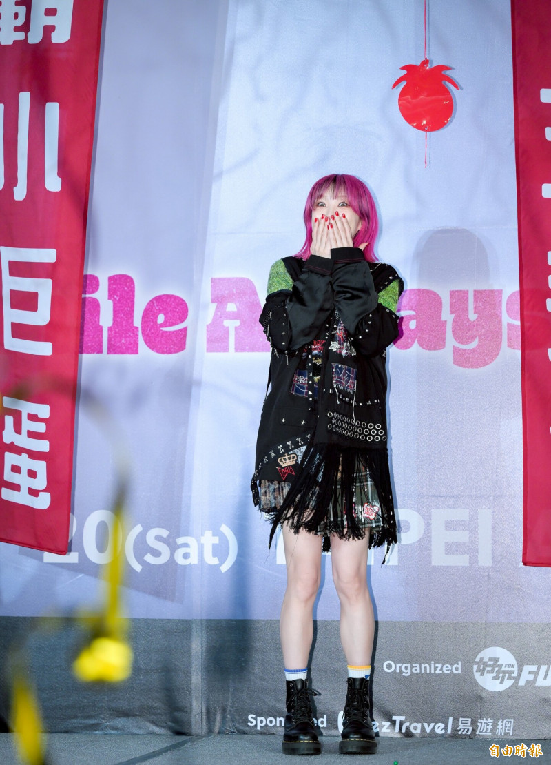 LiSA被蹦出來的彩帶嚇到。（記者王文麟攝）
