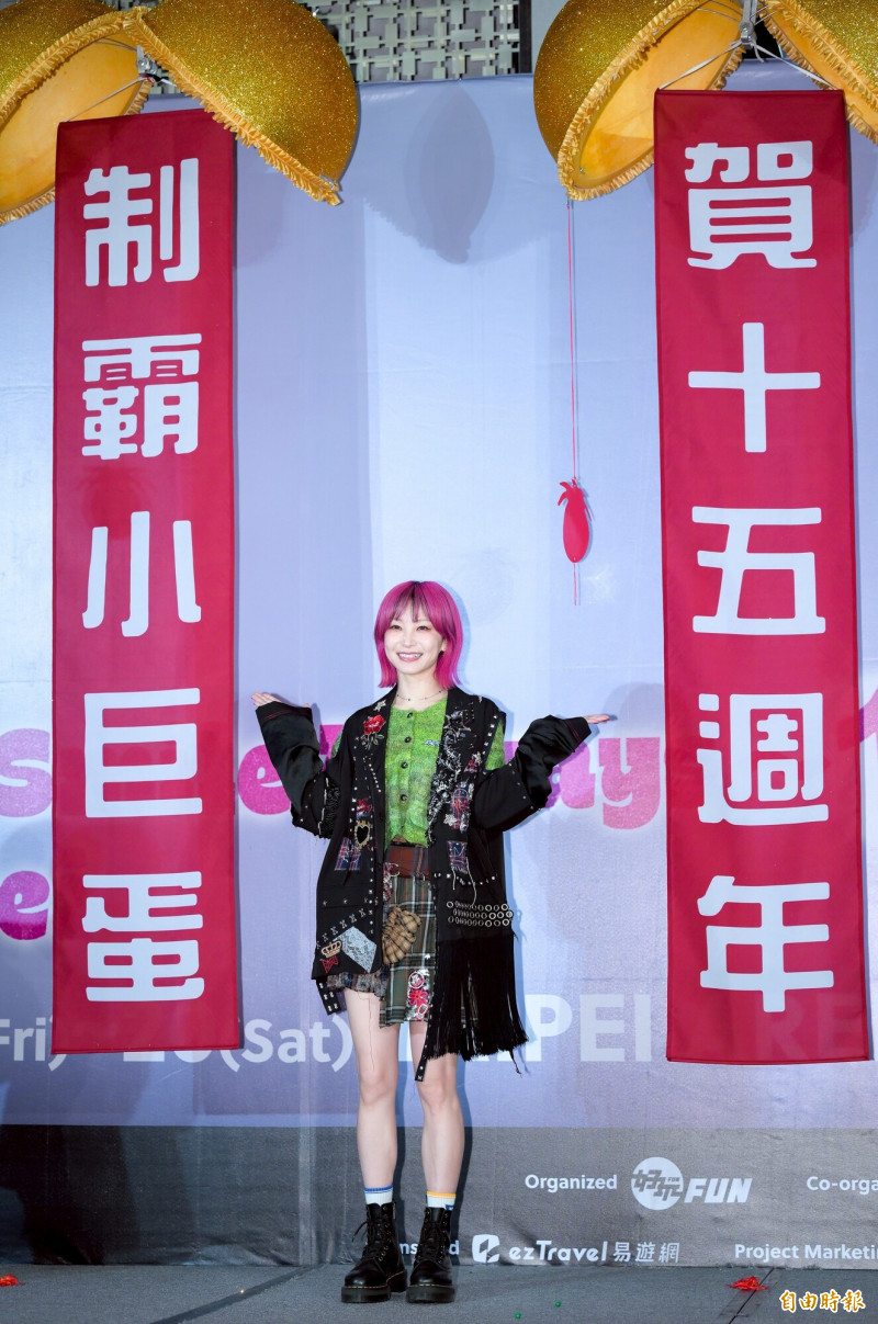 LiSA拉下彩球，紅布條寫著「賀十五週年、制霸小巨蛋」。（記者王文麟攝）