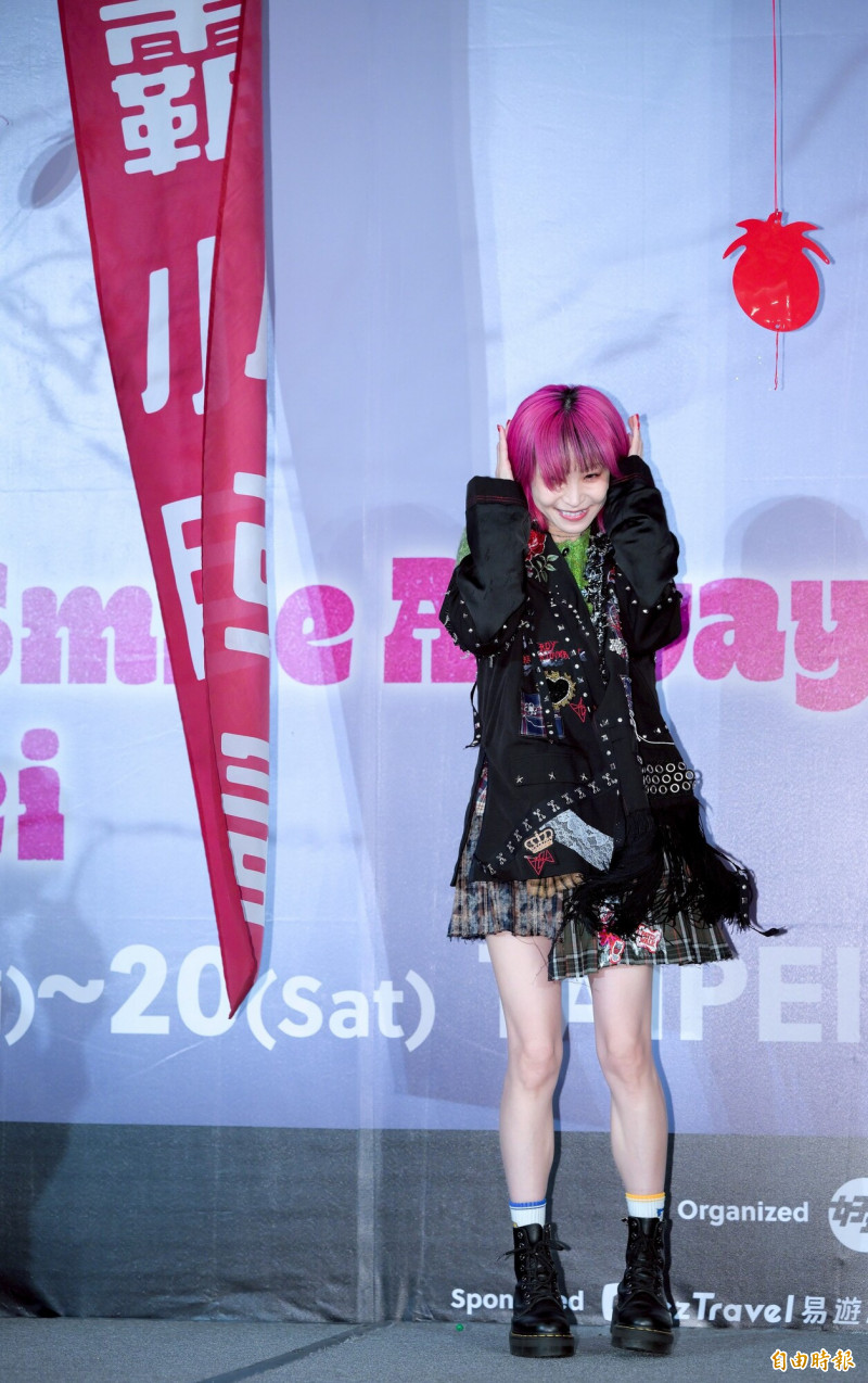 LiSA被彩蛋的聲音嚇到，緊急摀住耳朵。（記者王文麟攝）