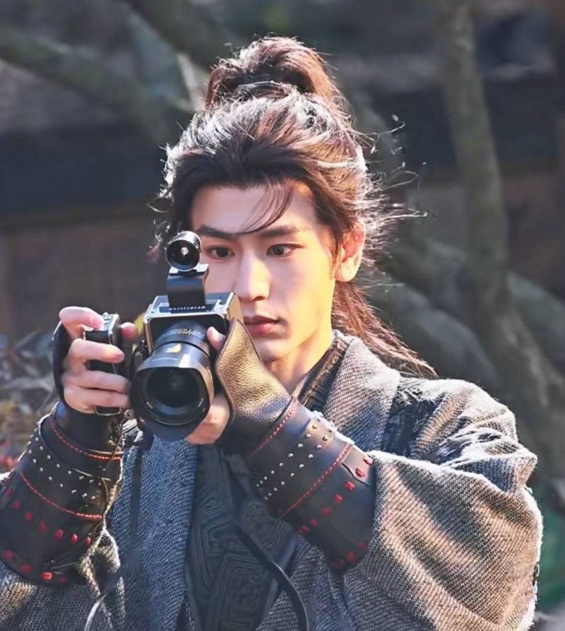張凌赫連拍戲都隨身帶著相機。（翻攝自網路）