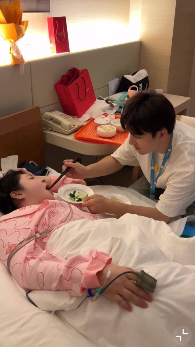 李心艾（左）生產時，劉子瑞在身邊悉心照顧。（翻攝自微博）