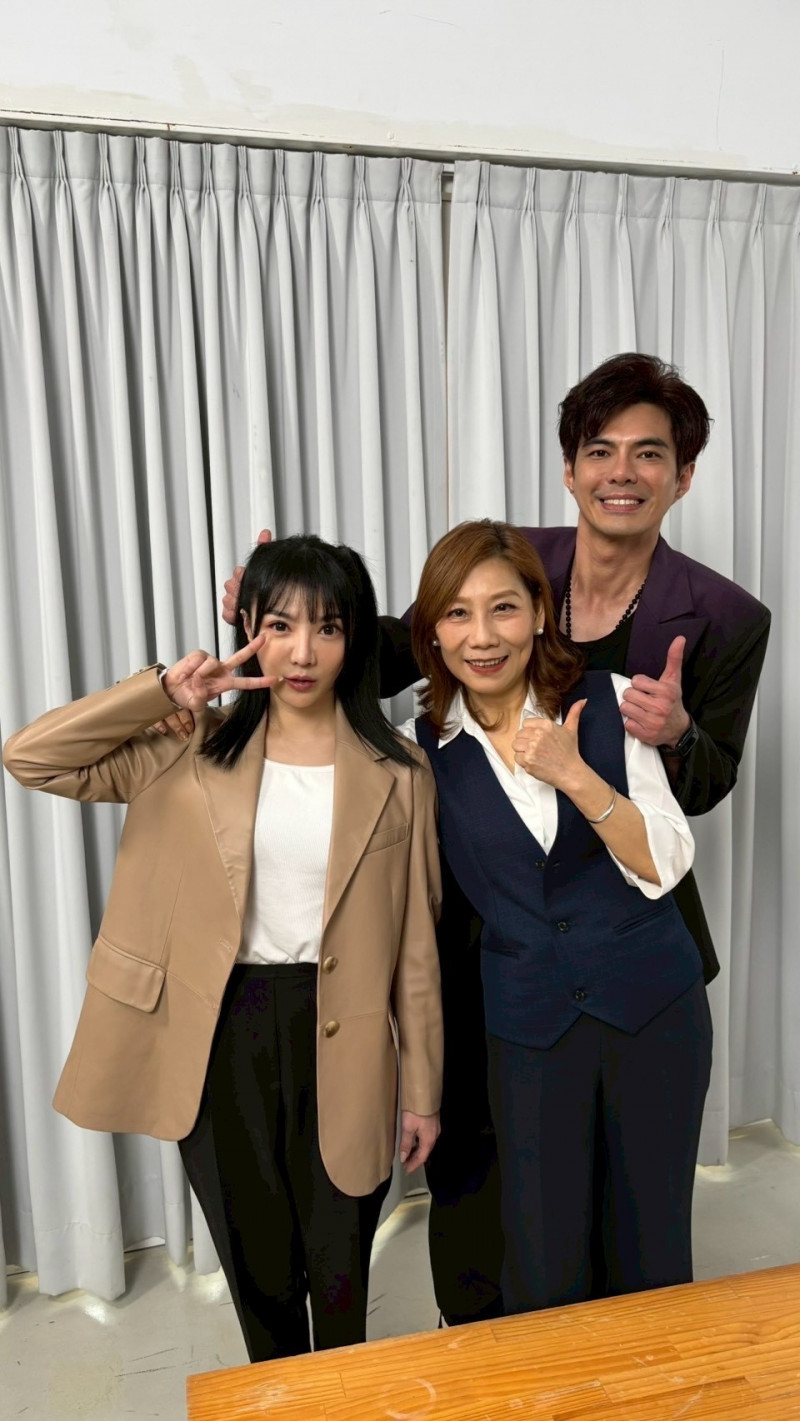 郭唐佑（右）與太太王雅慧（左）開心與郎祖筠合影。（國際運動健康整復協會提供）