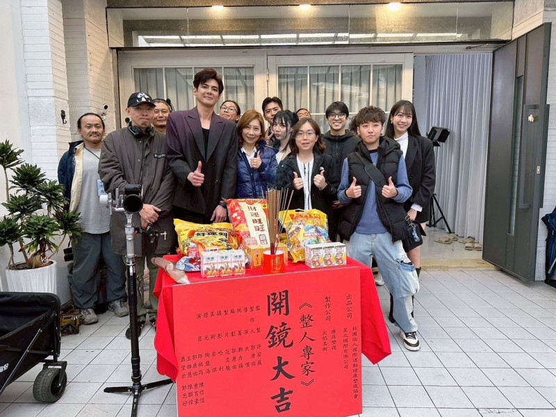 郭唐佑（左二起）、郎祖筠、王雅慧出席《整人專家》開鏡儀式。（國際運動健康整復協會提供）