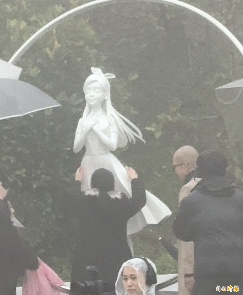 S媽緊擁大S雕像。（記者傅茗渝攝）