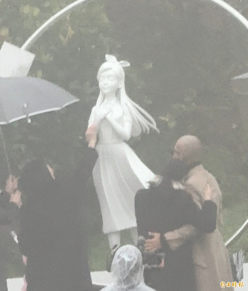 小S用手撫摸姊姊雕像的手。（記者傅茗渝攝）