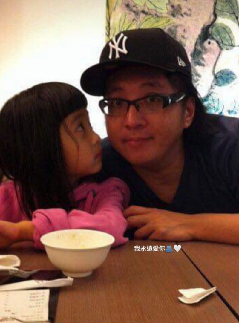 袁惟仁（右）在女兒眼中是個溫柔的人。（翻攝自IG）