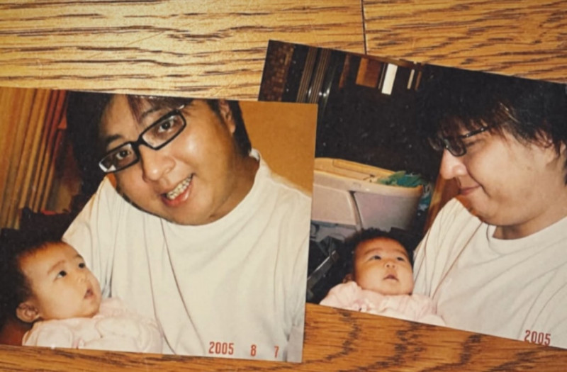 袁惟仁（右）過去抱著女兒，滿臉幸福模樣。（翻攝自IG）