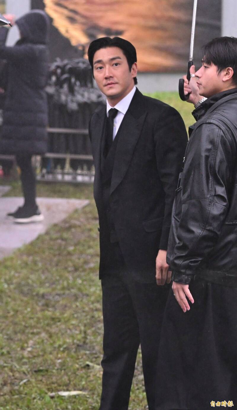 SJ始源也來了！黑西裝冒雨致意大S 挺具俊曄「神祕私交」曝光