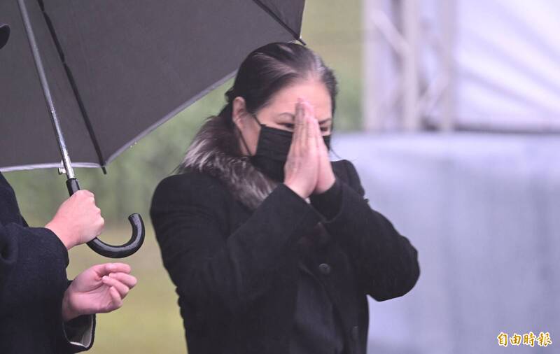 S媽親切地揮手致意並雙手合十。（記者潘少棠攝）