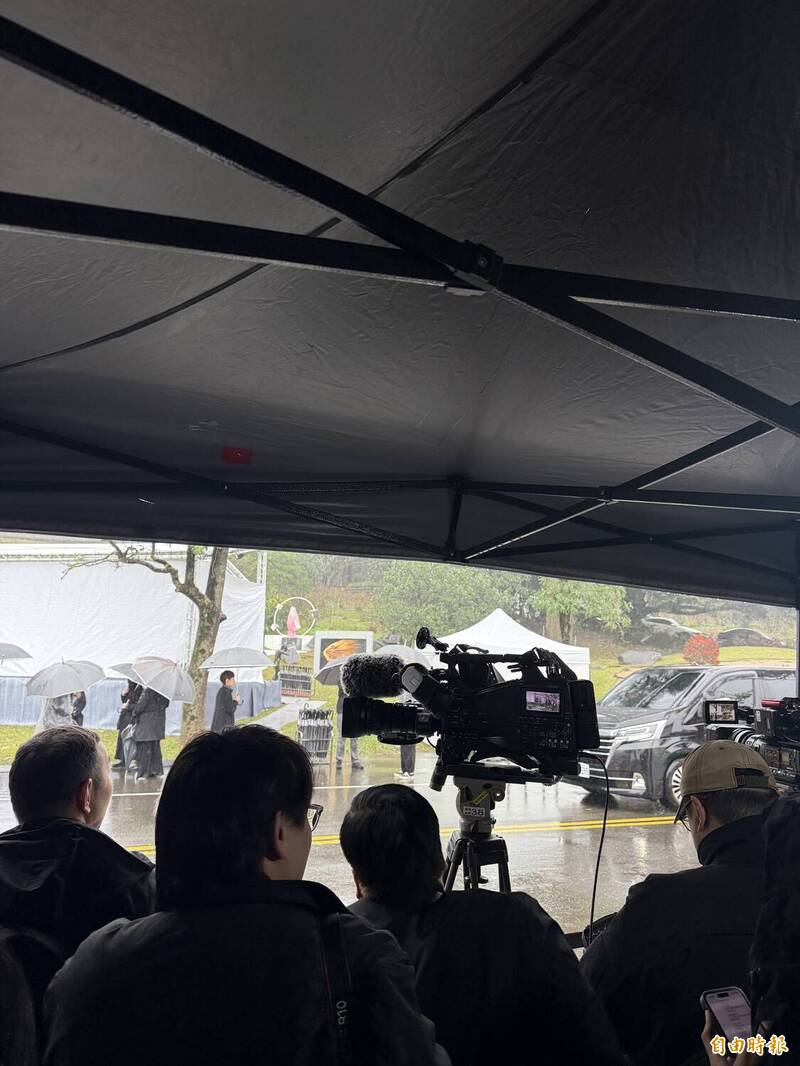 細雨中顯溫情，S一家貼心設遮雨棚溫暖記者。（記者傅茗渝攝）