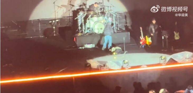 于文文在舞台上倒地昏迷，現場氣氛緊張。（翻攝自微博）