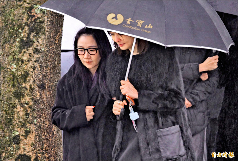 陶晶瑩(左)昨下午才和賈永婕出席大S雕像揭幕,晚上又聞好友袁惟仁離世消息,直呼非常難過。(記者潘少棠攝)