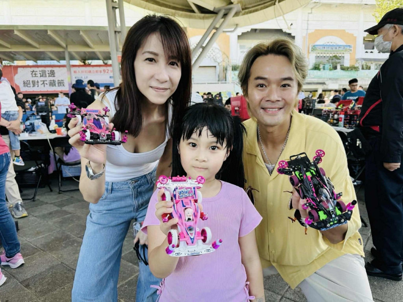 柯大堡靠四驅車育兒，與老婆及女兒找到共同興趣。（三川娛樂提供）