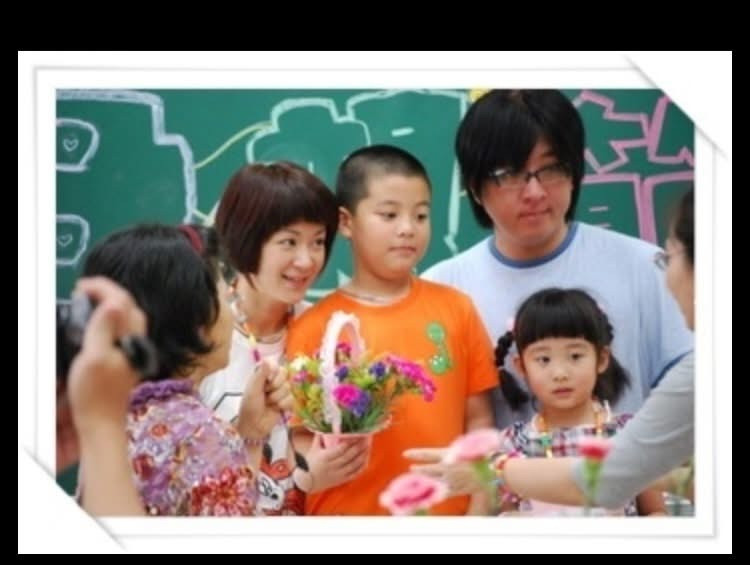 袁惟仁與陸元琪曾一同出席孩子校園活動,並肩站在孩子身旁,留下完整的一家人身影。(翻攝自臉書)