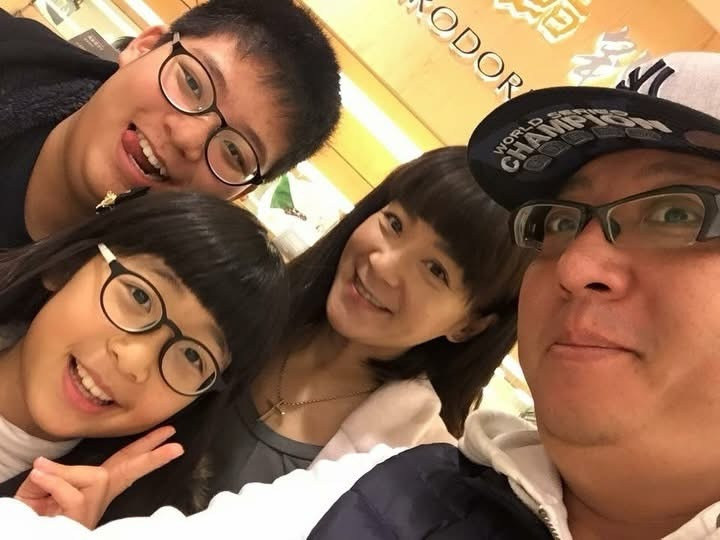袁惟仁生前與前妻陸元琪及一雙兒女的家庭合照。(翻攝自臉書)