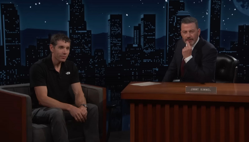 艾力克斯霍諾德（左）接受吉米金莫訪問。（翻攝自YouTube）