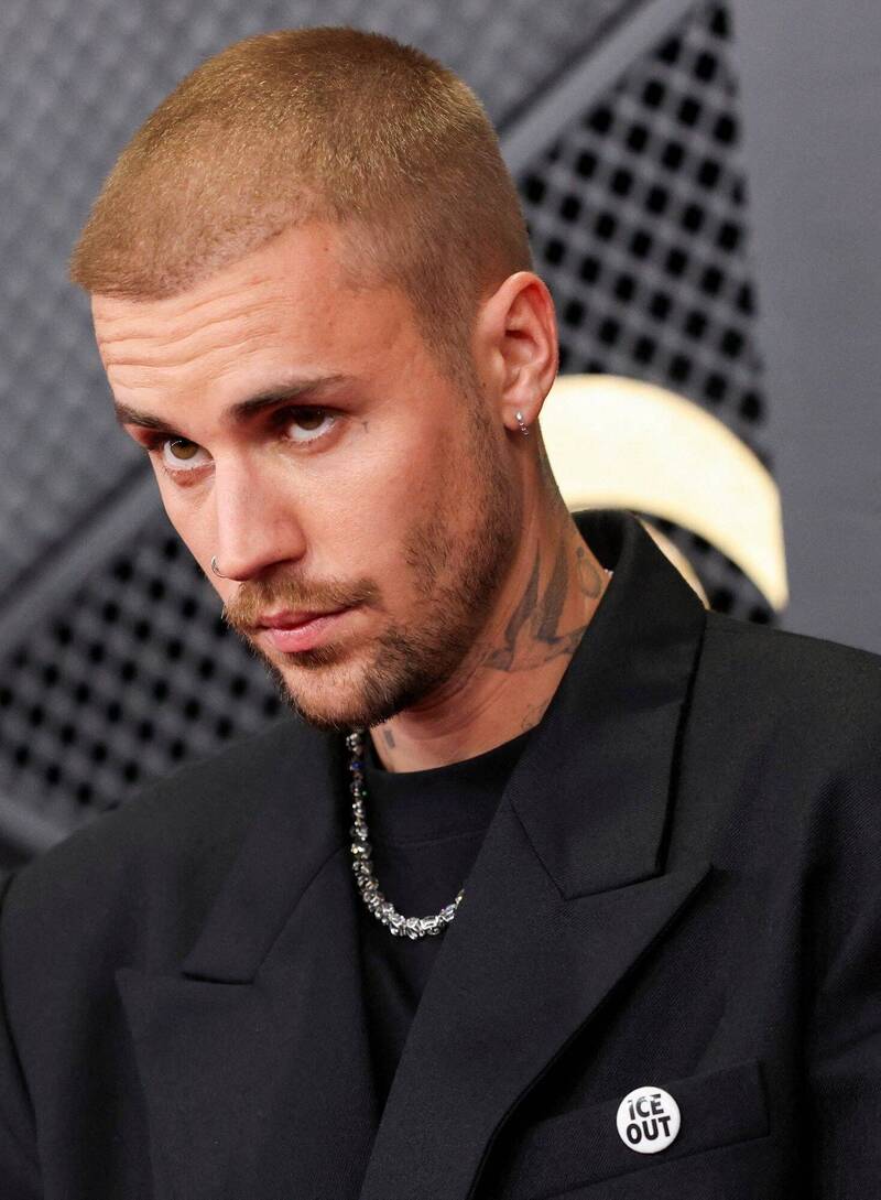 小賈斯汀透過別著「ICE OUT」的胸針做無言的抗議。（路透）