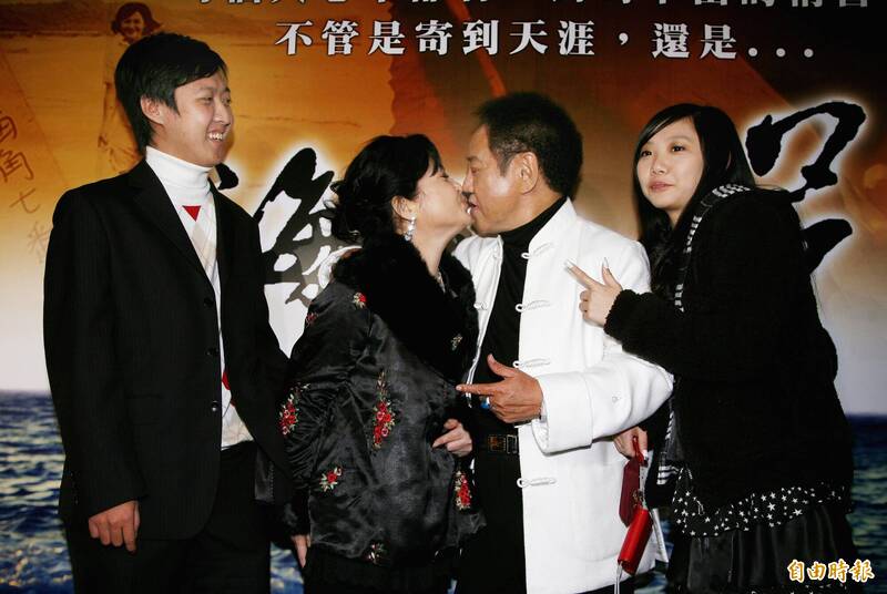 馬如龍（右二）當年在金馬獎海角七號慶功宴上，與沛小嵐（左二）、兒子、女兒合照。（資料照）