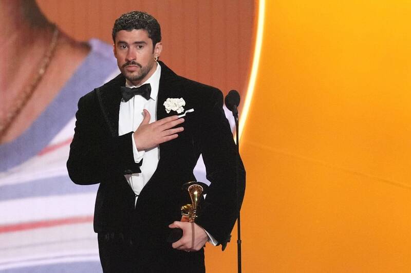 波多黎各饒舌天王壞痞兔在台上喊話：ICE滾出美國。（美聯社）