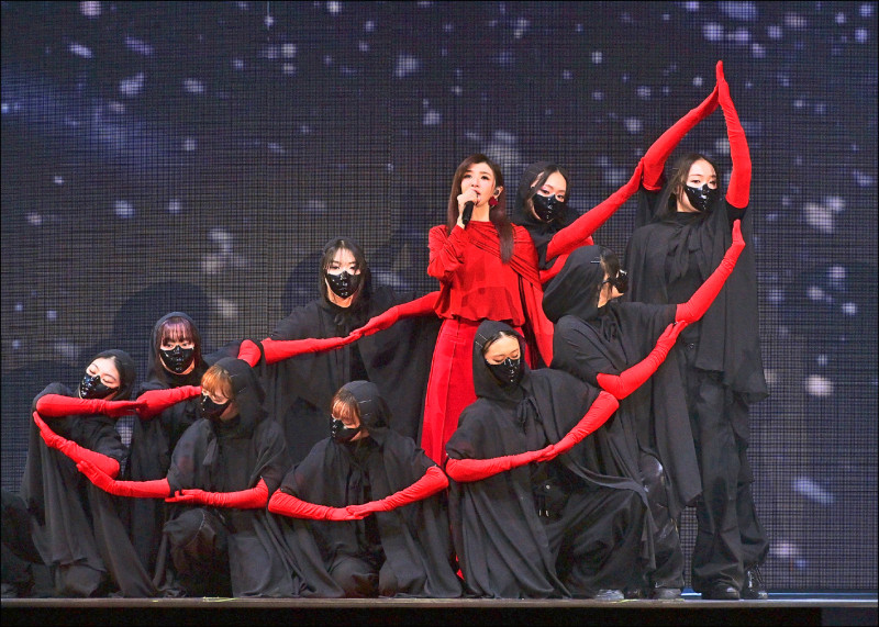 蘇慧倫率領16位舞者演出氣勢磅礡的手形舞。（台視提供）
