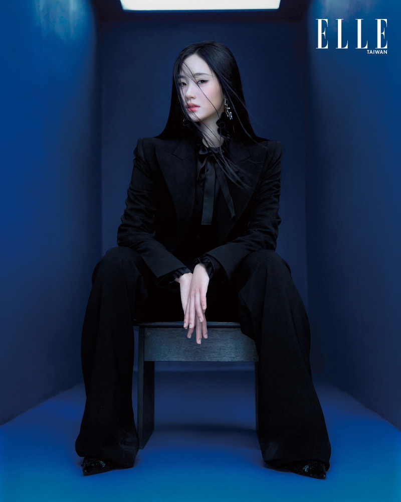 Lily拍攝雜誌封面。（《ELLE》國際中文版雜誌提供）