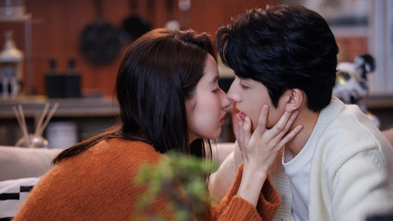 張新成（右）自曝與王玉雯在《捨不得星星》拍吻戲不尷尬。（中天娛樂台提供）