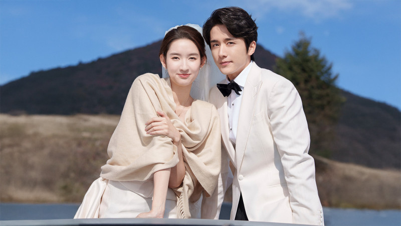 張新成（右）與王玉雯在《捨不得星星》首次合作，CP感十足。（中天娛樂台提供）