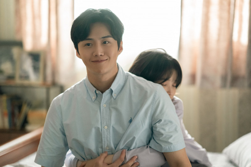 金宣虎在《苦盡柑來遇見你》與IU飾演夫婦。（Netflix提供）