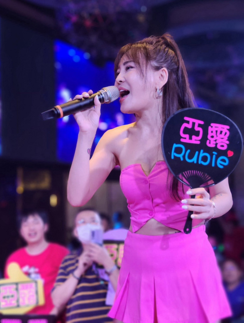 蔡亞露很會炒熱氣氛，活動滿滿。（長興影視提供）