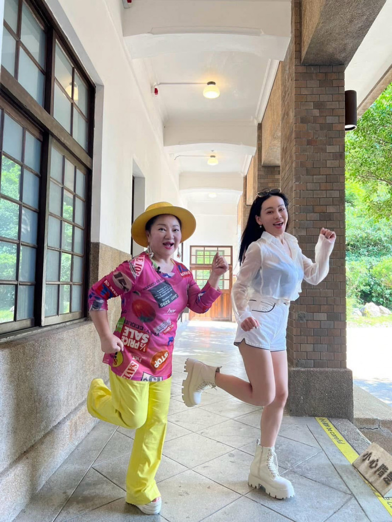 白冰冰（左）對蔡亞露的表現很滿意。（長興影視提供）