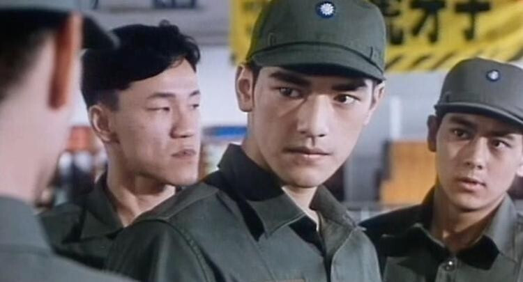 金城武（中）、林志穎、陳為民等人合作《報告班長3》。（翻攝自YouTube）